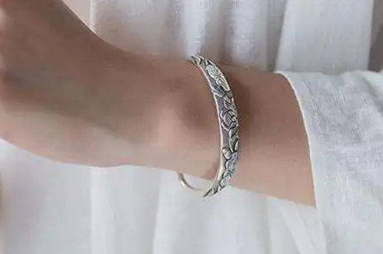 女孩戴银手镯戴左手还是右手