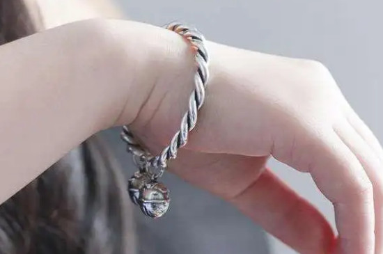 女孩戴银手镯戴左手还是右手